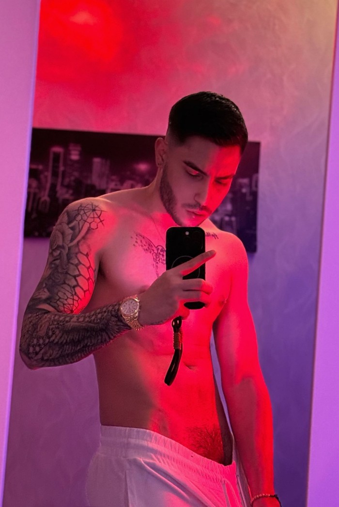 HOMBRE VARONIL DISPUESTO AL PLACER EN RETIRO