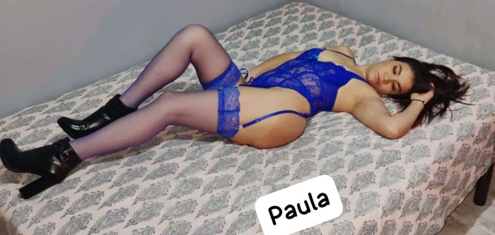 Joven guapa complaciente cachonda