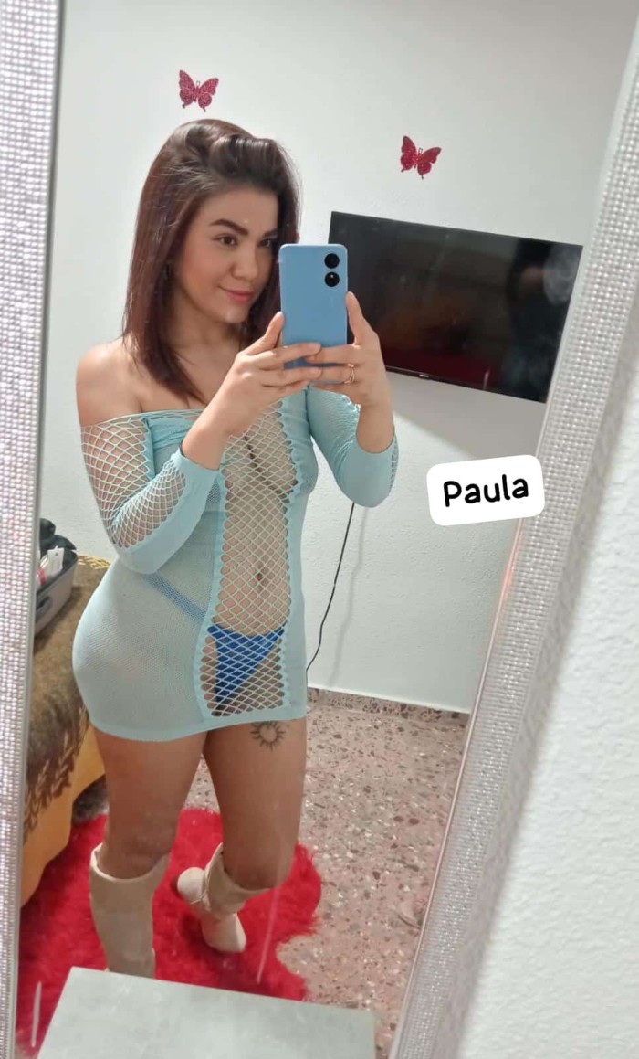 Joven guapa complaciente cachonda