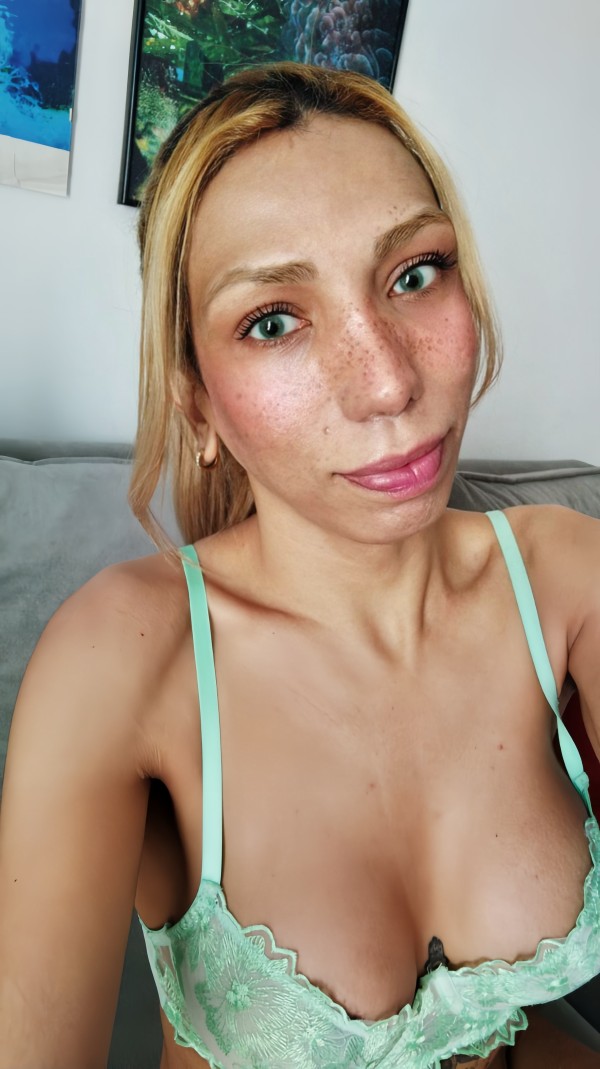 El mejor trato de novios , con besos y muy cariñosa