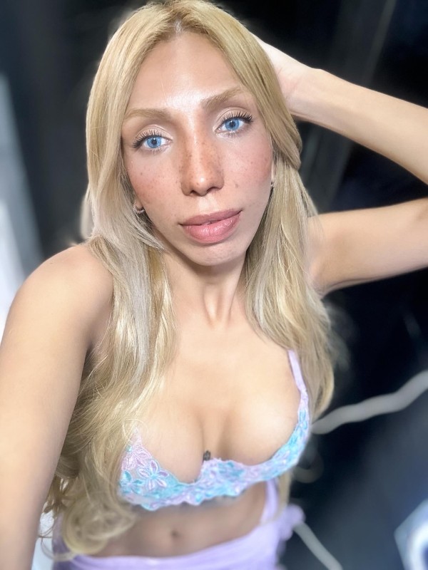 El mejor trato de novios , con besos y muy cariñosa