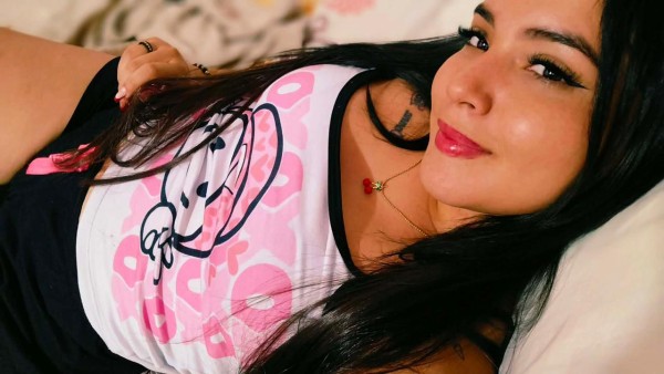 Soy Reina una lujuriosa joven colombiana