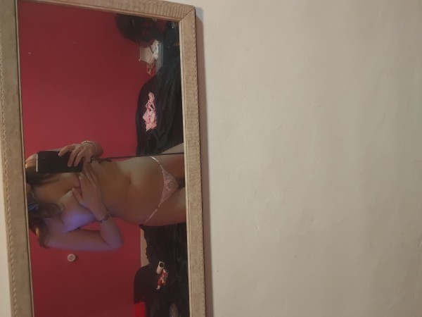 Morena española catalana dulce y extrovertida