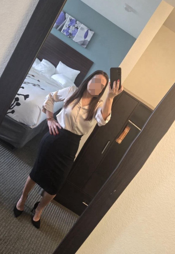SECRETARÍA CALIENTE MUCHA DISCRECIÓN