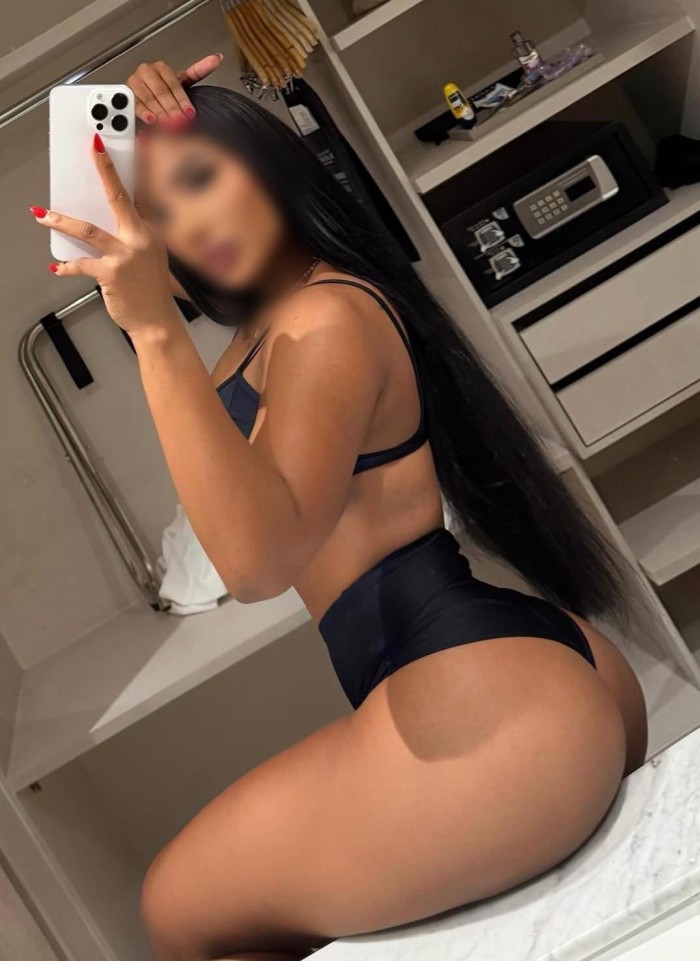 Negra cachonda y fiestera en (torrassa)