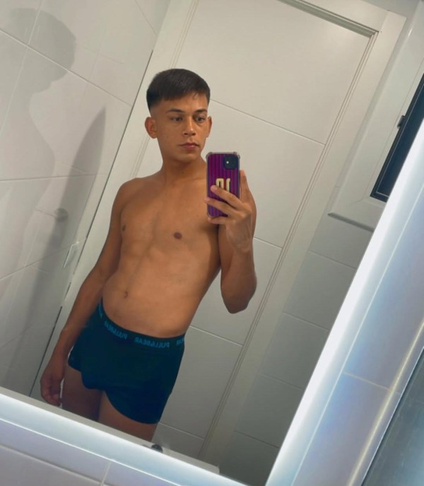 Joven guapo activo cachondo bien dotado