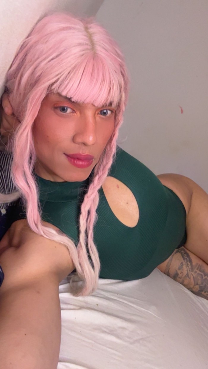 Femenina complaciente y morbosa