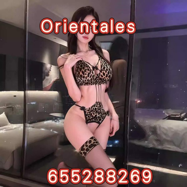 3chicas asiaticas orientales jovenes en ibiza centro