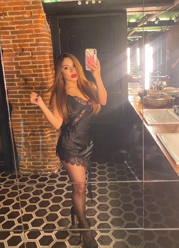 BELLEZA MORBOSA DIVINA Y MUY CALIENTE