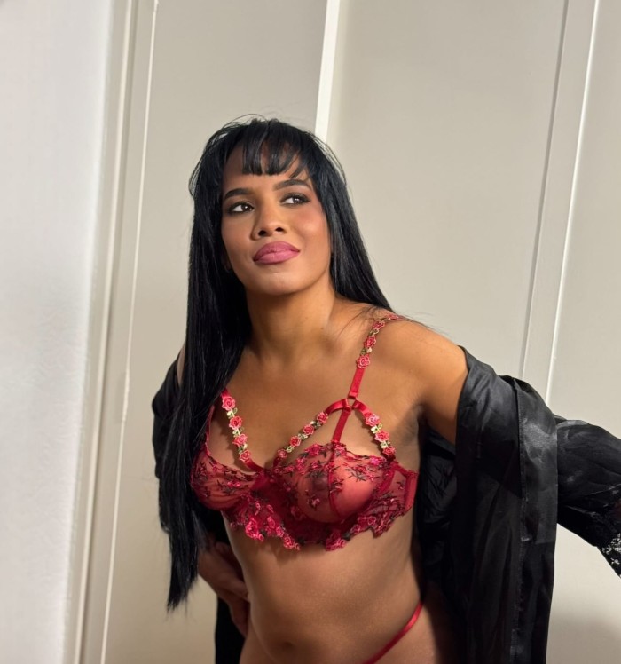 MADURITA MORENA, COQUETA Y MORBOSA