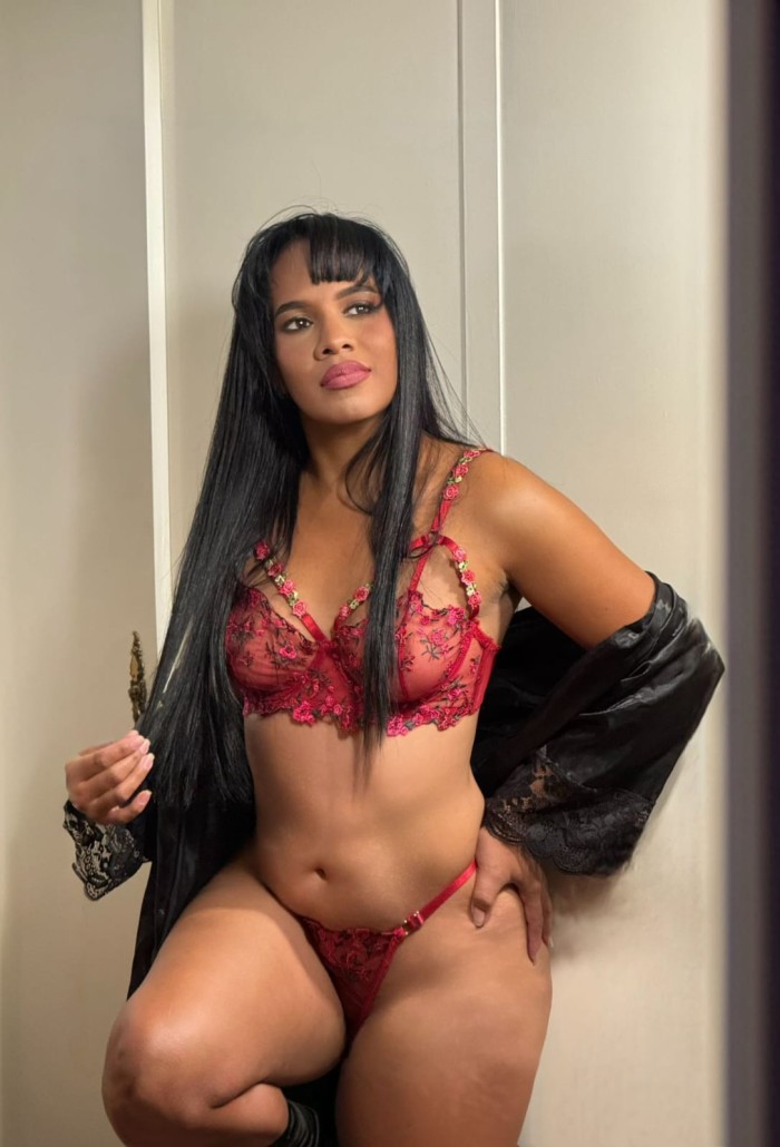 MADURITA MORENA, COQUETA Y MORBOSA
