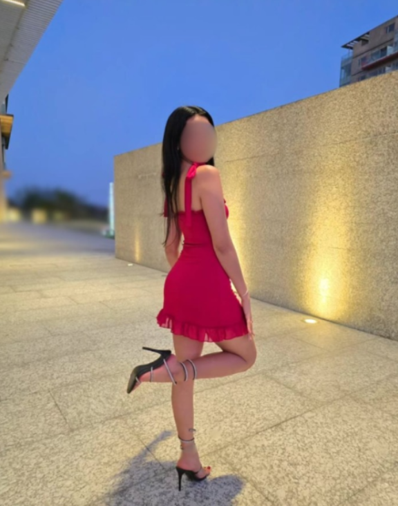 ENCANTADORA Y JUGUETONA MUJER EXQUISITA Y ARDIENTE