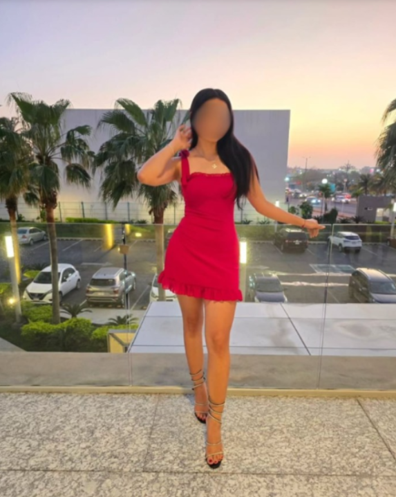 ENCANTADORA Y JUGUETONA MUJER EXQUISITA Y ARDIENTE