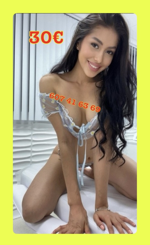 Joven juguetona fotos reales
