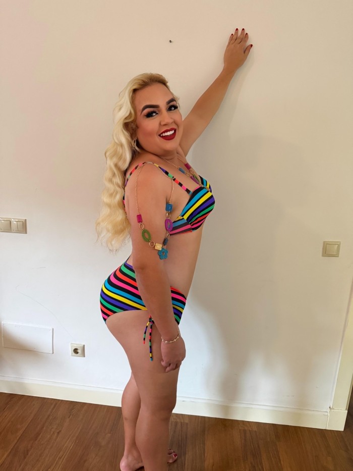 Rubia exhausta con ganas de polla y culo
