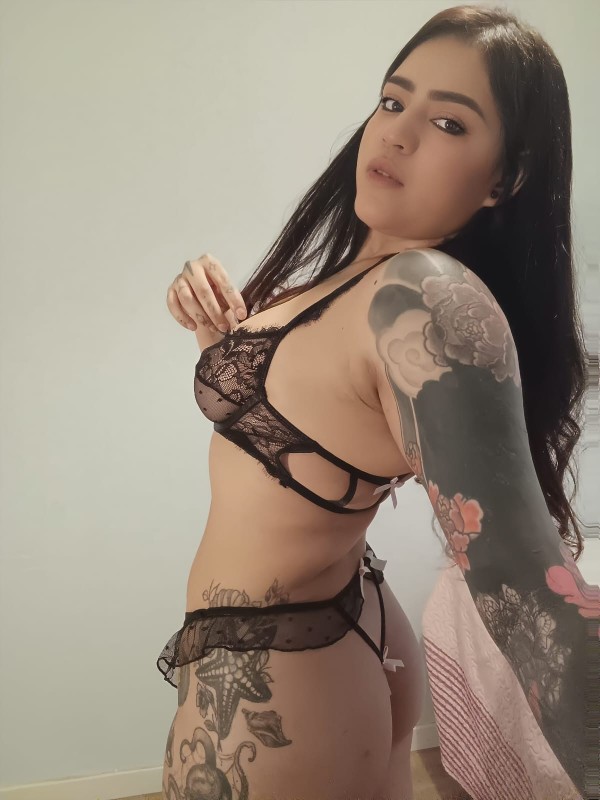 VEN Y DISFRUTA DE UNA CITA CON ARDIENTE LATINA