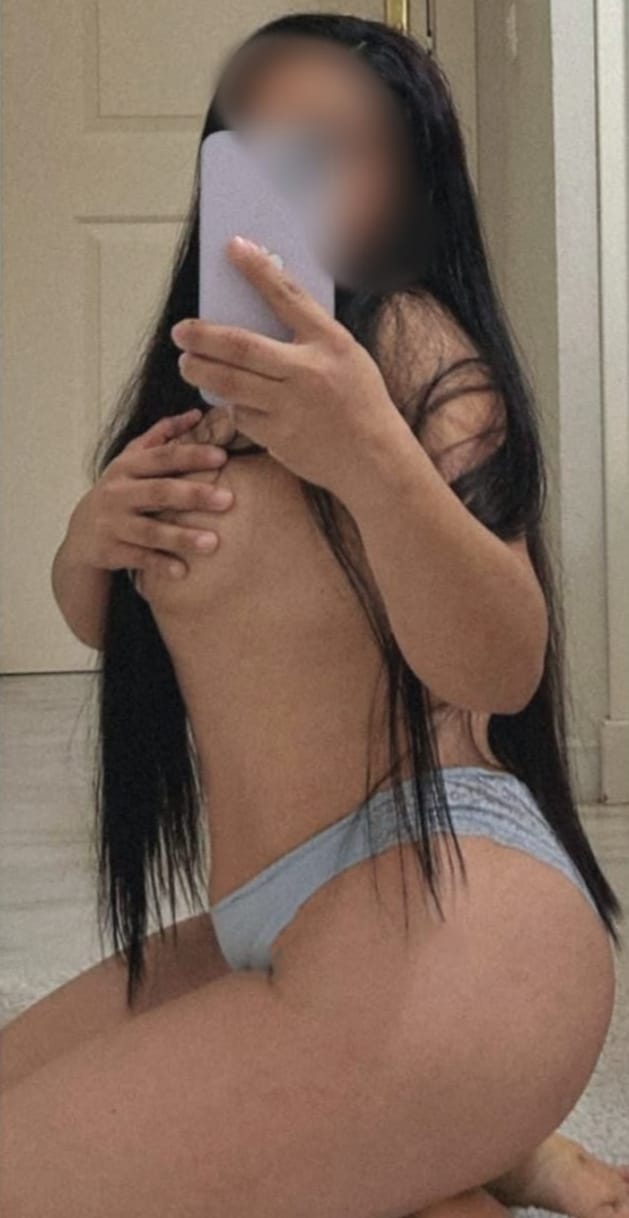 Linda latina de curvas naturales muy extrovertida