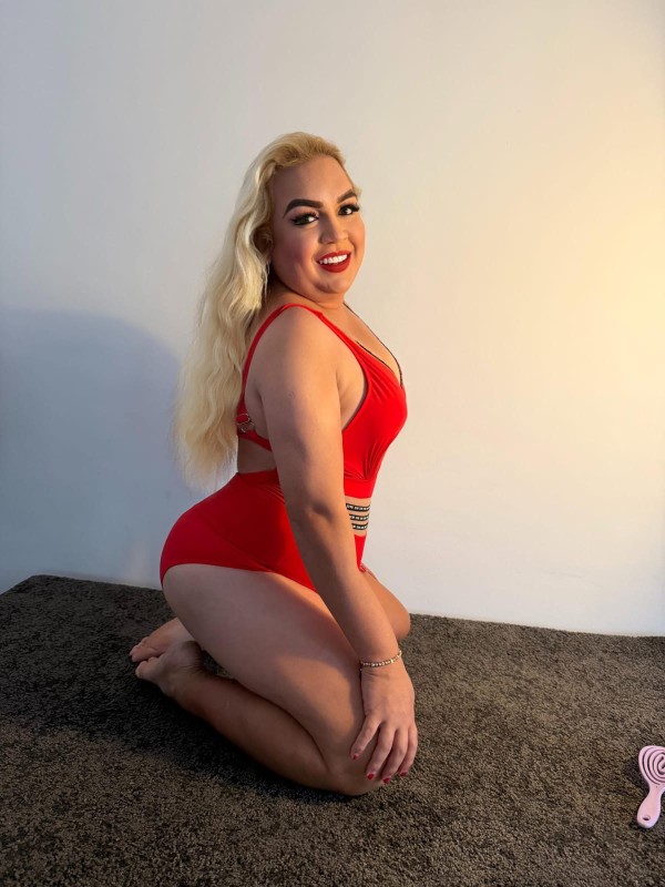 Rubia exhausta con ganas de polla y culo