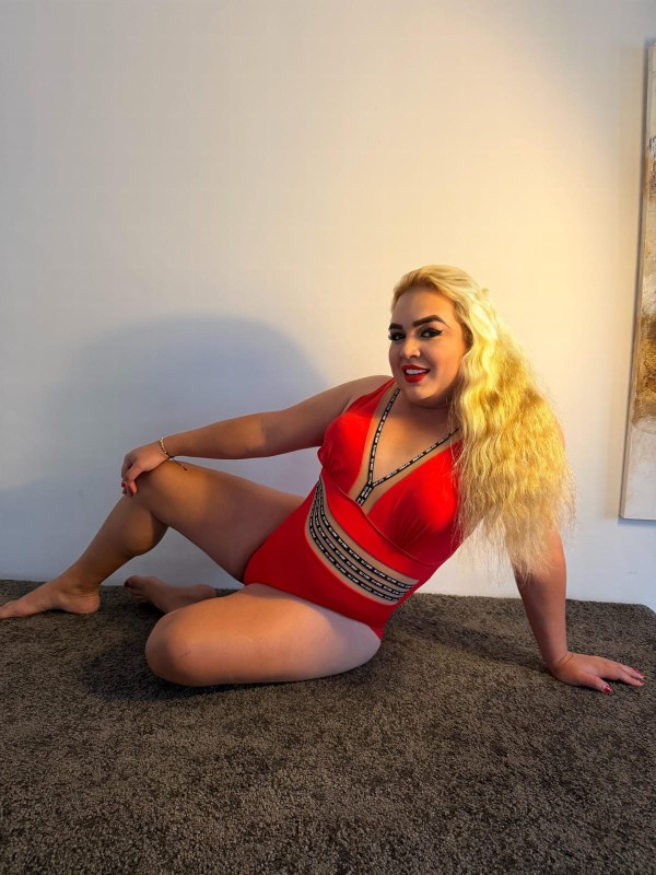 Rubia exhausta con ganas de polla y culo