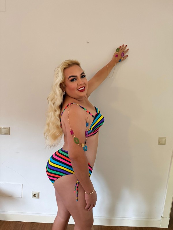 Rubia exhausta con ganas de polla y culo