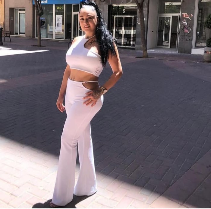 Jovencita, cariñosa y juguetona