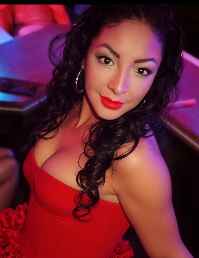CHILENA MORENA PELO RIZADO, ALMA VIBRANTE