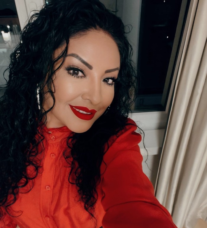 CHILENA MORENA PELO RIZADO, ALMA VIBRANTE