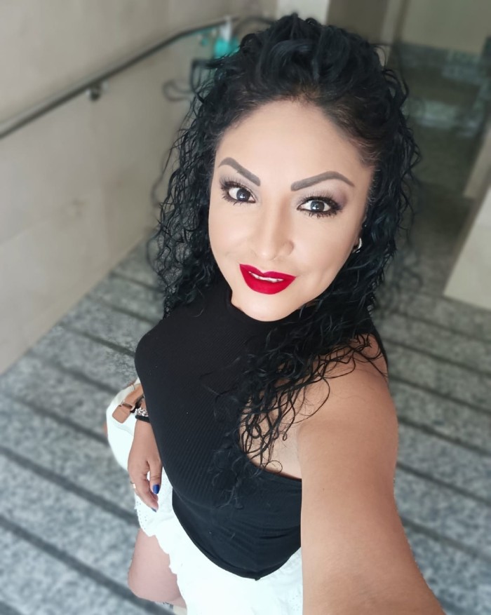 CHILENA MORENA PELO RIZADO, ALMA VIBRANTE