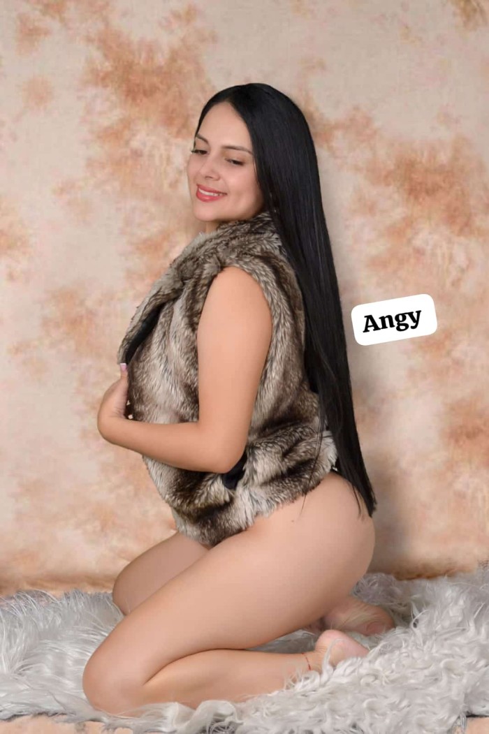 Jovencita traviesa en la cama