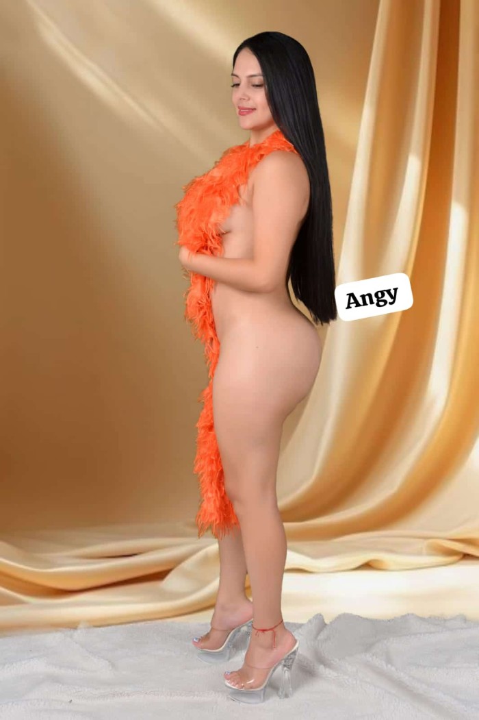 Jovencita traviesa en la cama