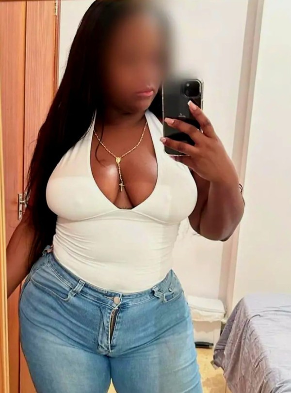 Tu amiguita fiestera cachonda con gana de difrutar