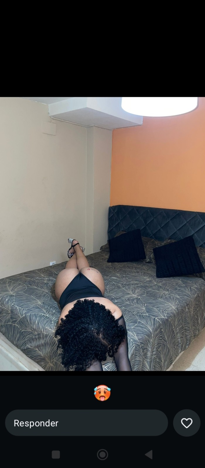 Jovencita gusetona y triguesa en la cama