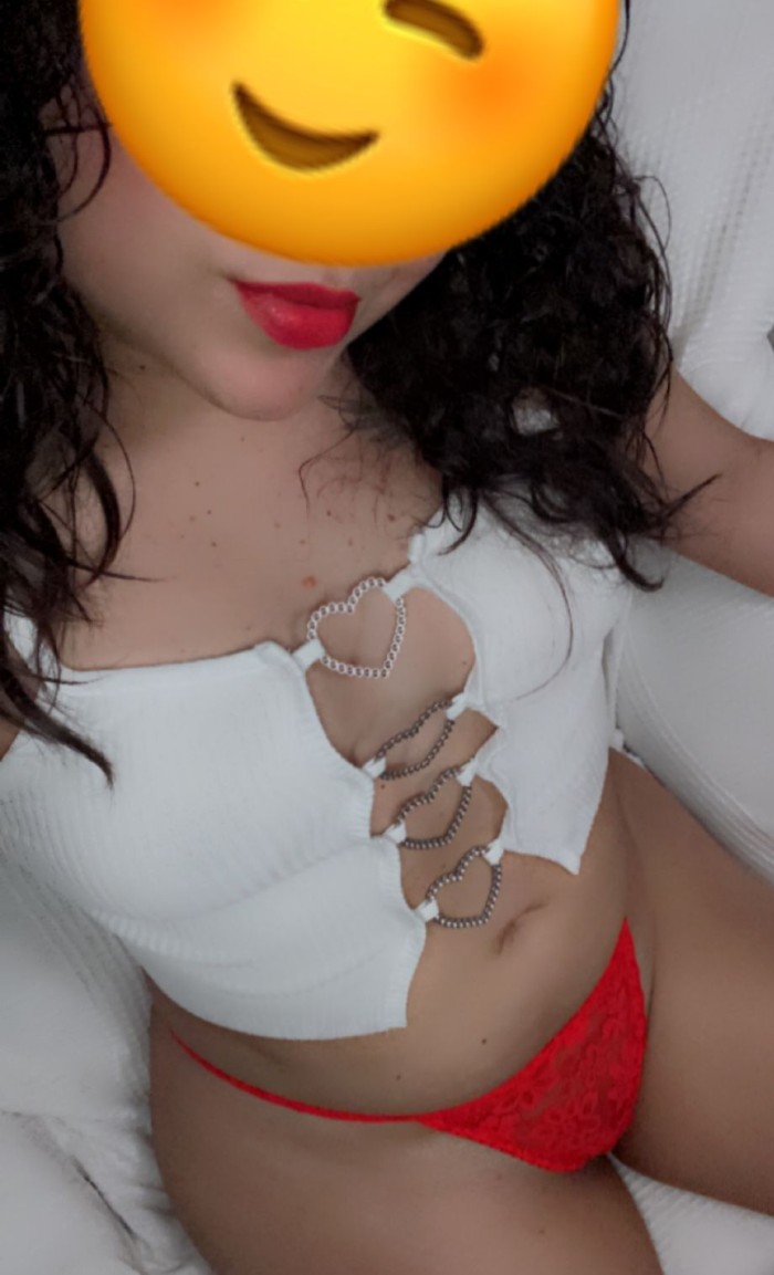 Jovencita Latina muy caliente y cachonda