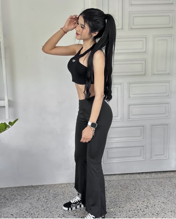 HERMOSA NICARAGÜENSE DE PASO POR FERROL