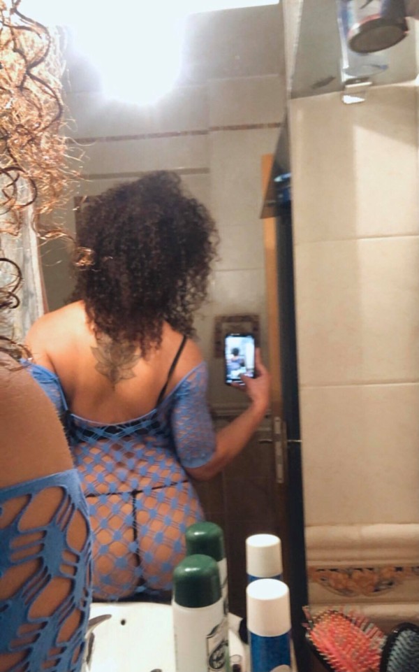 Hola me llamo Carolina y estoy aquí para disfrutar mucho de tus fantasías