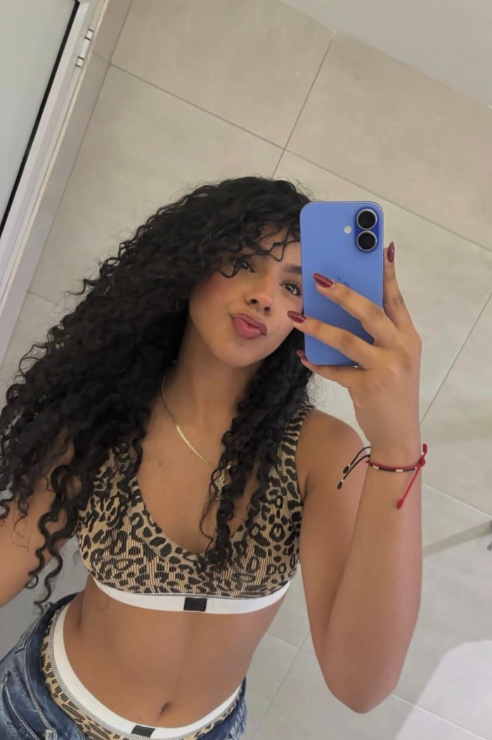 MUJER DESEOSA CON GANAS DE SEXO A TOPE