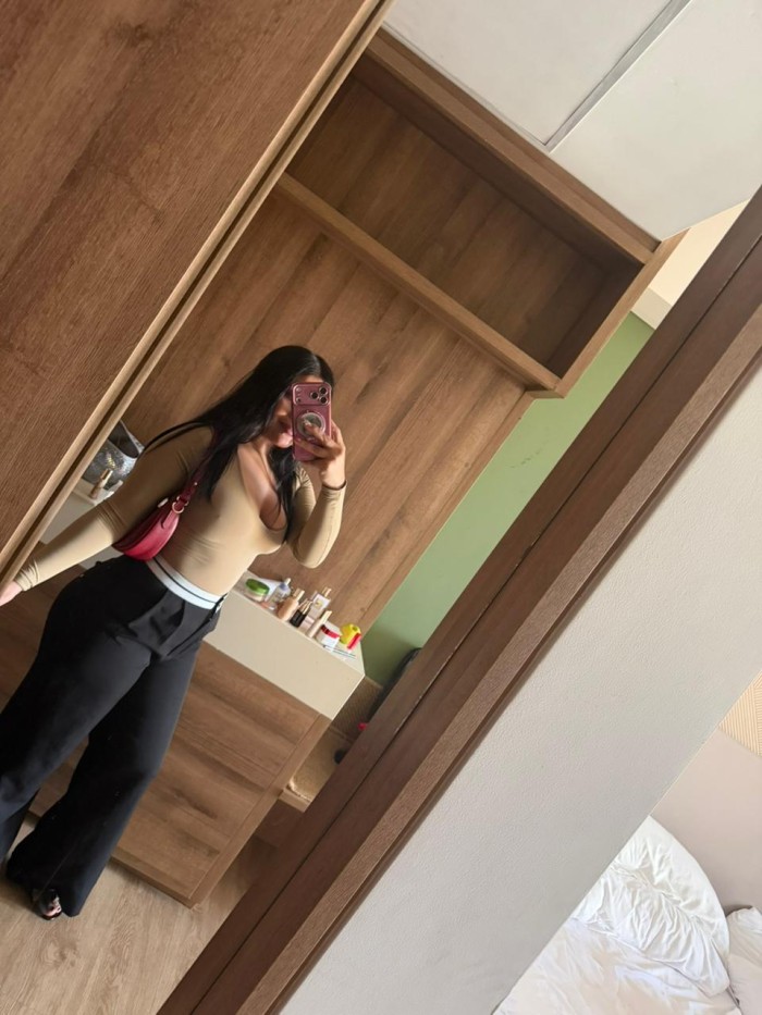 UNIVERSITARIA , MOJADITA EN MI CAMA VIENES?