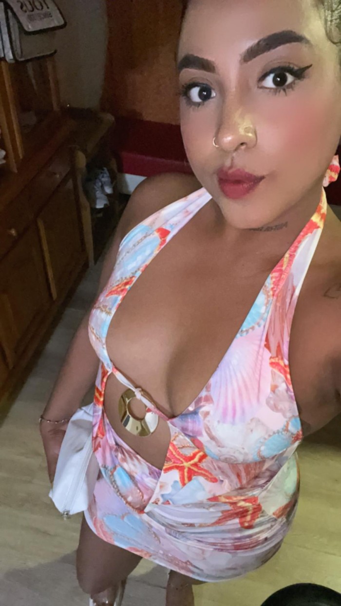 COMPLETA CALIENTE MORENITA ….SALIDAS