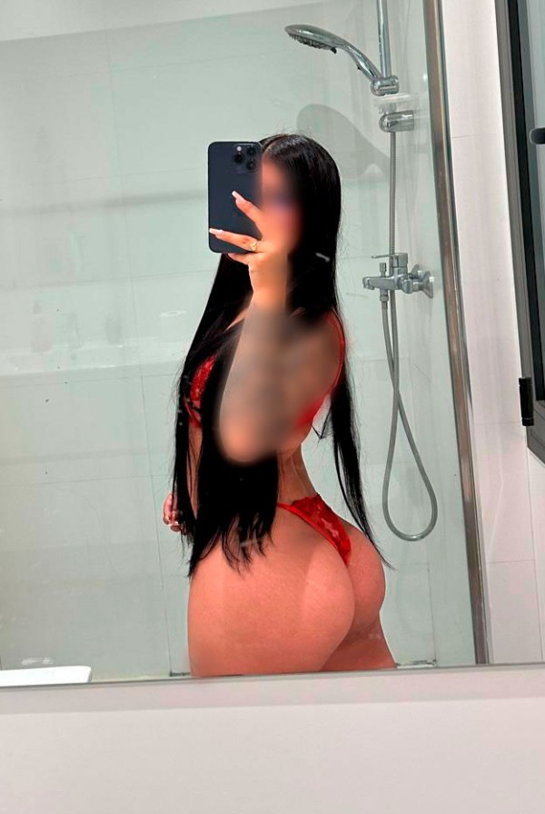 Hermosa, candente, cariñosa y con muchas ganas
