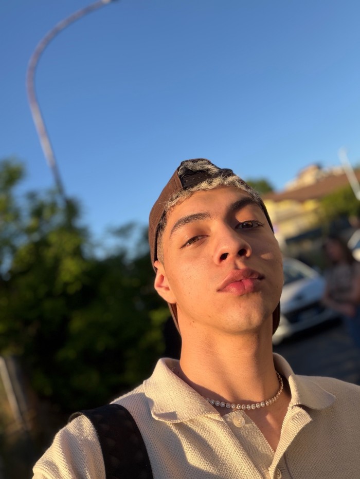 joven latino guapo y alegre! buenos momentos