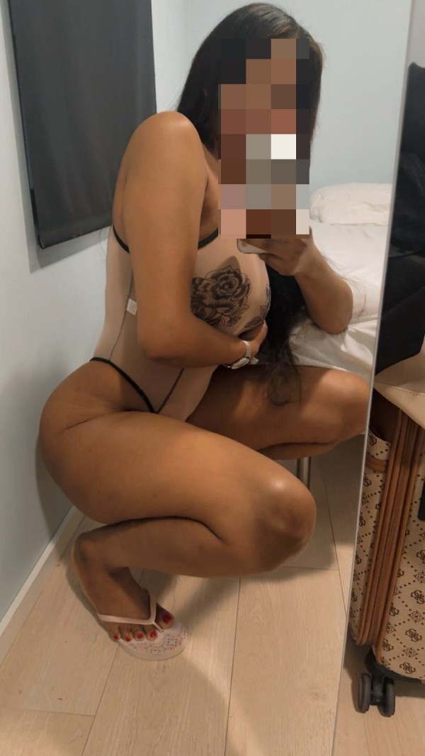 Kiara caliente coñito apretadito y mojadita fiestera