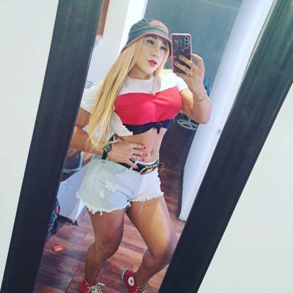 Rubia fiestera con una polla 21cm real morbosa