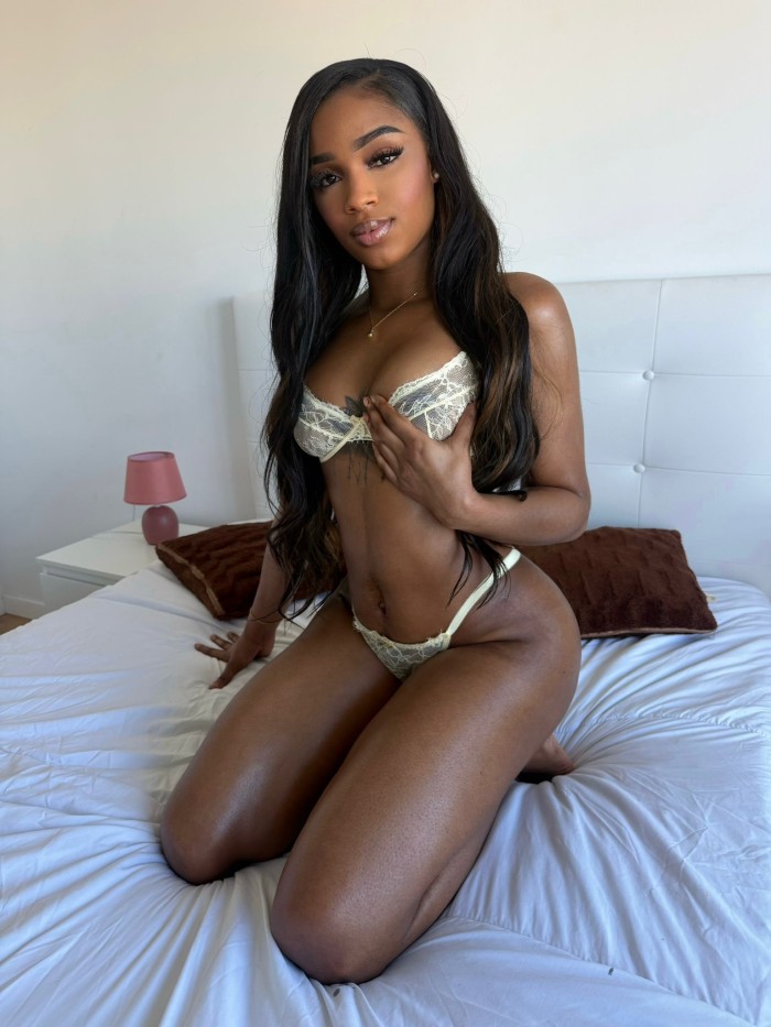LATINA MUY CACHONDA Y JUGUETONA