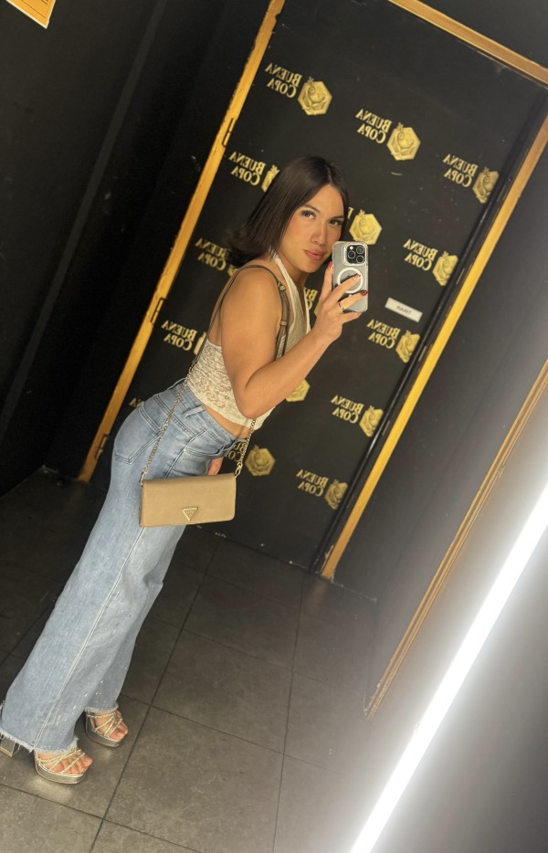 Una nena venezolana de 20 años activa y pasiva con buen culo y pollona