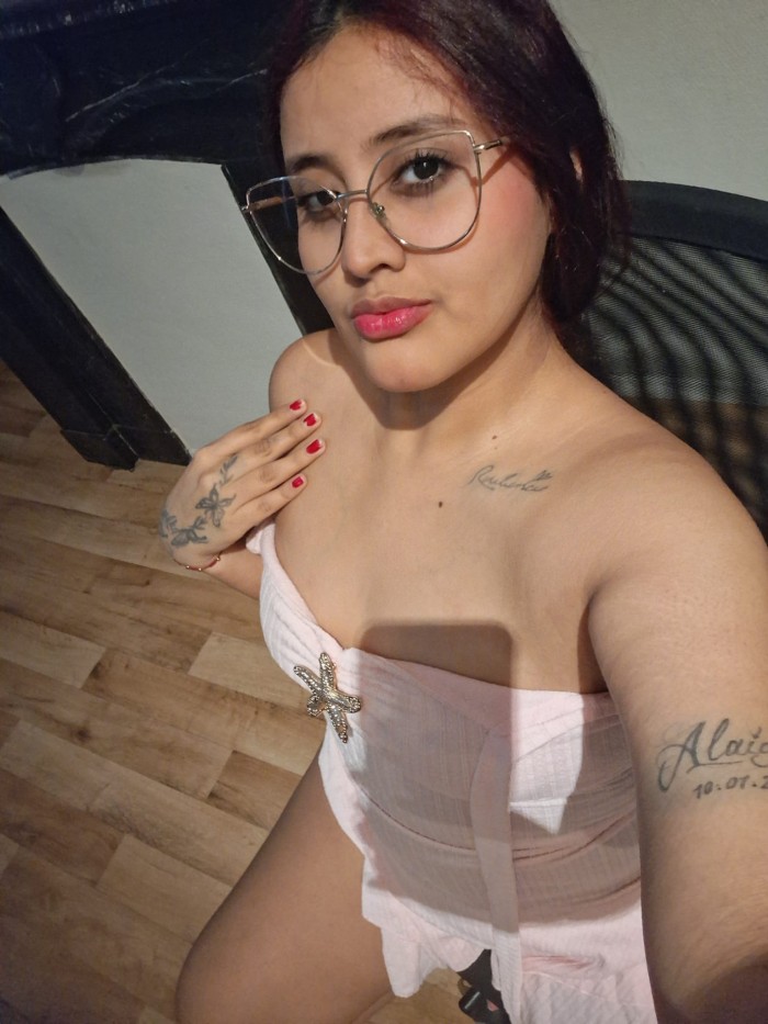 Jovencita guapa sexy fiestera dispuesta