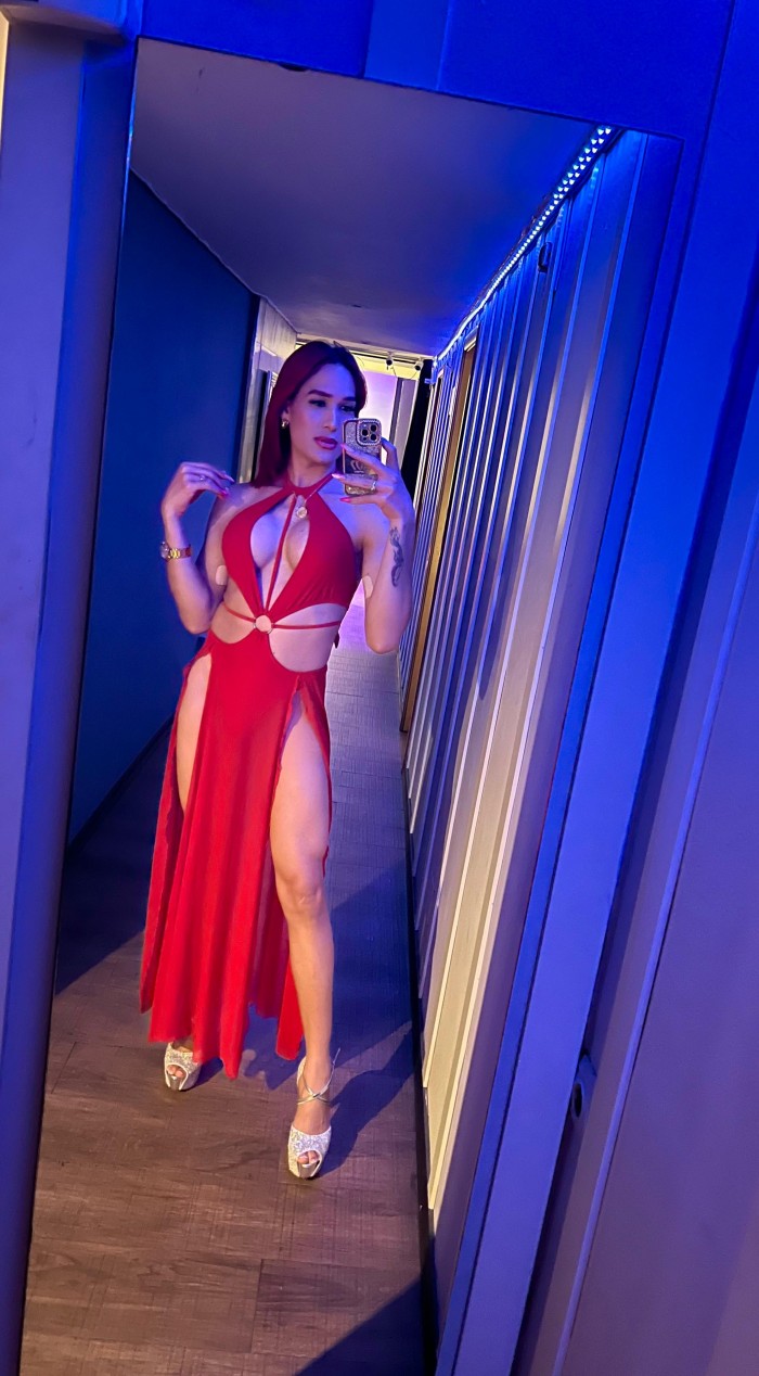 GUAPA VENEZOLANA PELIROJA POR MADRID