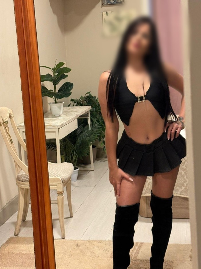 Jovencita cachonda con ganas de fiesta vía Julia