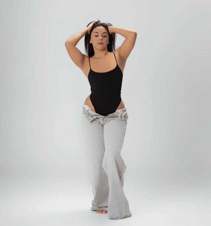 chica cachonda mona atrevida complaciente