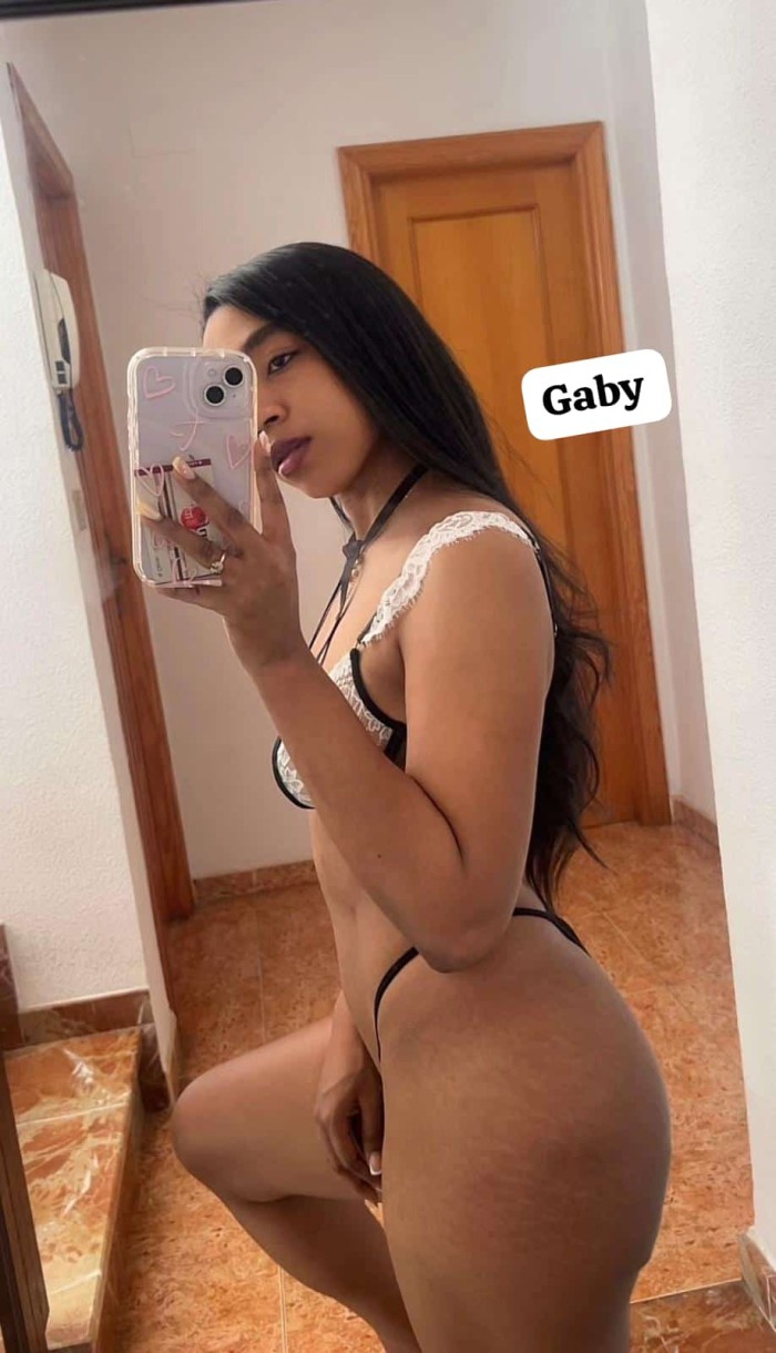 Morenita jovencita gusetona