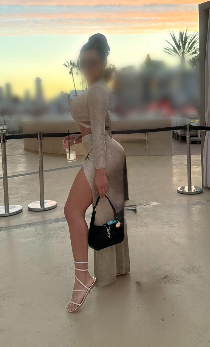 NEW! a high-class young woman  // Joven  DE LUJO e